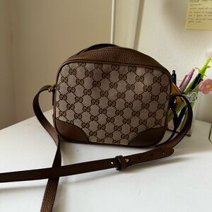 selling a crossbody Gucci bag!!